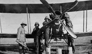 Vliegtuigen ondergaan reparaties, 1916 door English Photographer